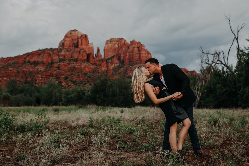 Dip kiss Red Rock Crossing Engagement Photos monsoon Arizona Sedona Suzy Goodrick Photography